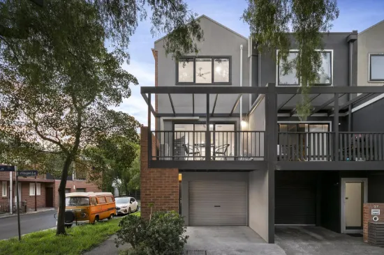 Light-filled living in a leafy cul-de-sac