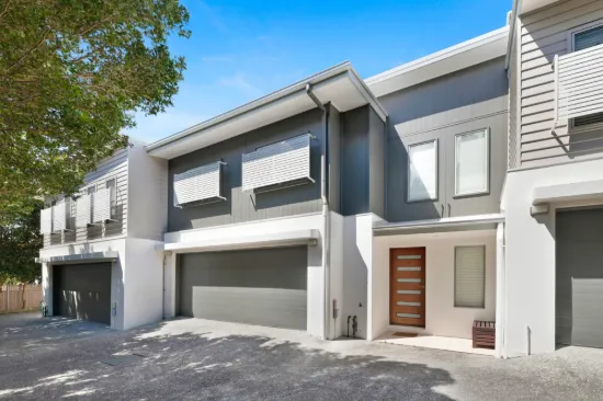 Spacious 4 Bedroom Townhouse in Prime Southport Location  176m² Living