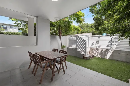 Spacious Ground-Floor Residence with Private Courtyard in Boutique Camp Hill Complex