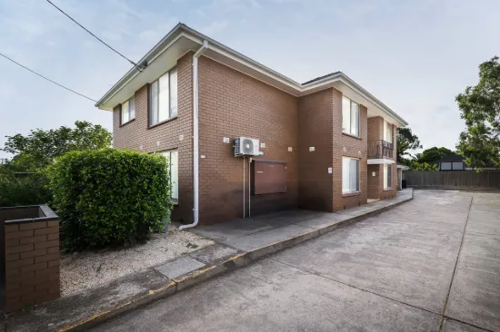 Freshly Updated Seaford Retreat with Beachside Convenience