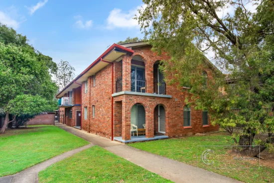 Ground level apartment with Easy Access! Close to the Station and Shops
