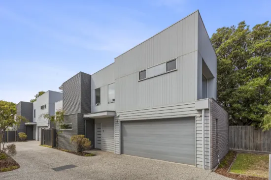 Lifestyle Ease in a Prime Seaside Locale