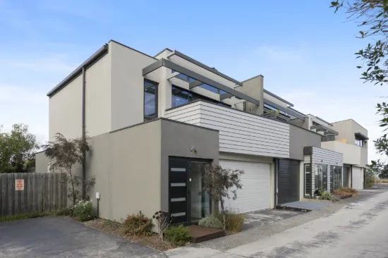 Contemporary Beachside Lifestyle on Village Edge