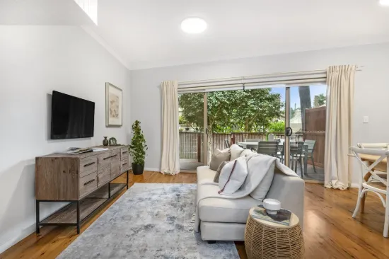 Tranquil, dual-level townhouse perfect for outdoor living