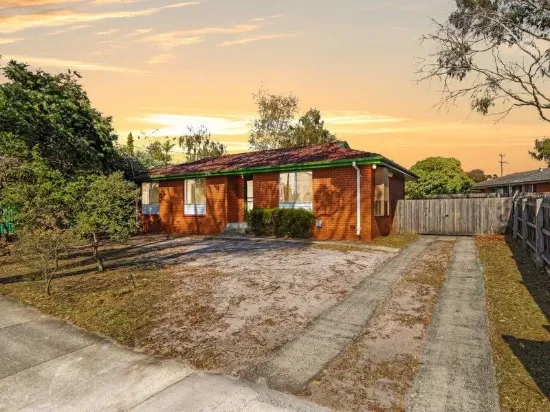 **AUCTION THIS SATURDAY FROM 4PM** ENDLESS POTENTIAL IN A PRIME LOCALE - COURT SETTING NESLTED ON OVER 640M2!