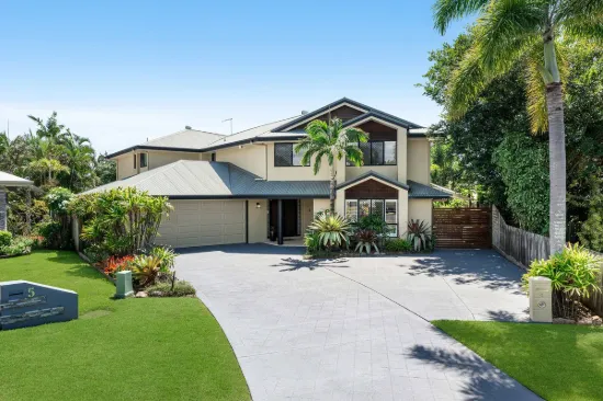 Huge Family Home with Pool Oasis in Bayfields Estate