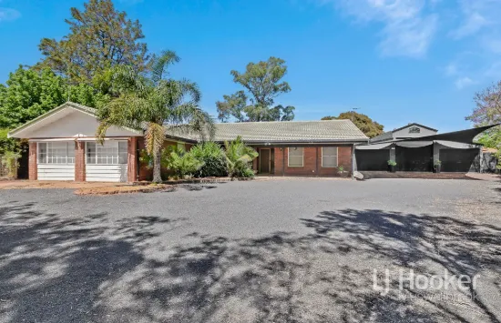 PRIVATE FAMILY OASIS WITH STYLE, SPACE & VERSATILITY