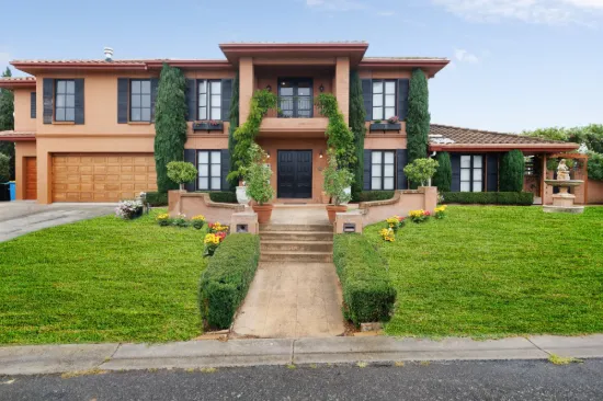 PERFECT FAMILY HOME BACKING ONTO HIDDEN VALLEY GOLF COURSE