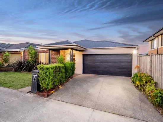 **BRISK WALK TO CLUB DELARAY** 3 GENUINE LIVING ZONES WITH POTENTIAL TO ADD YOUR OWN PERSONAL TOUCHES!