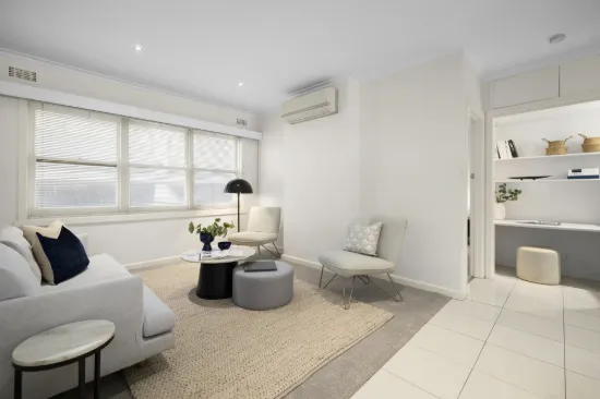 'Elizabeth Court': Top Floor with a Garage