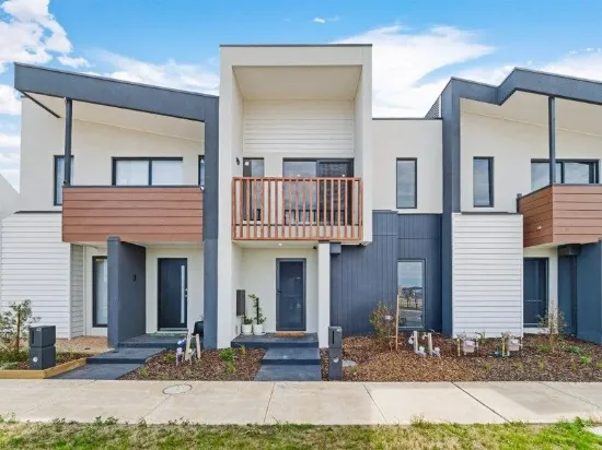 ULTRA-MODERN TOWNHOUSE WITH PARKLAND VIEWS