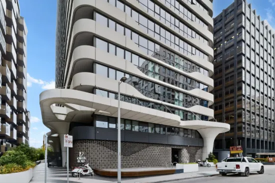 Stylish Inner-City Apartment Moments from Albert Park Lake