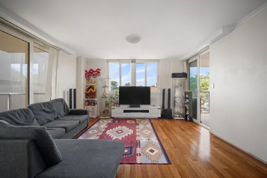 Spacious Two-Bedroom Apartment with Two Balconies in Central Rockdale