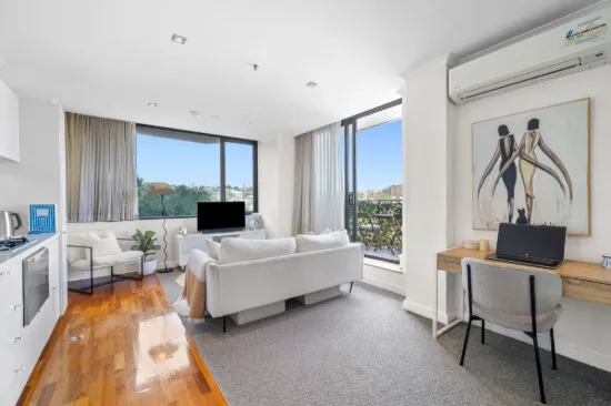 Light-Filled Harbourside Apartment with Sweeping City Skyline Views 