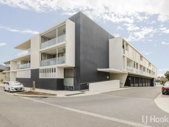 BIGGEST 1-BED IN THE COMPLEX - VACANT & READY TO MOVE IN!