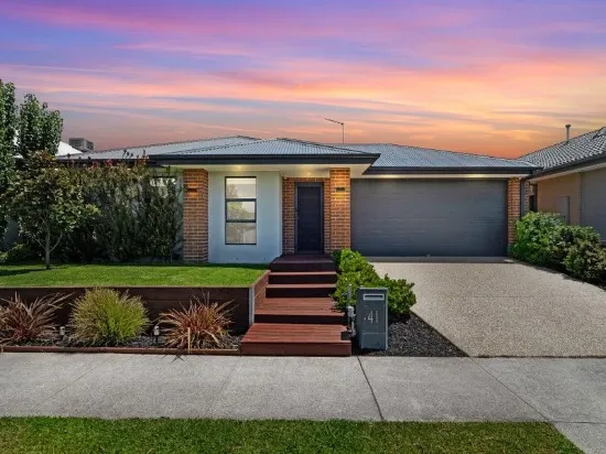 STYLISH FAMILY ENTERTAINER IN A SOUGHT AFTER SETTING - 3 SEPARATE LIVING ZONES!