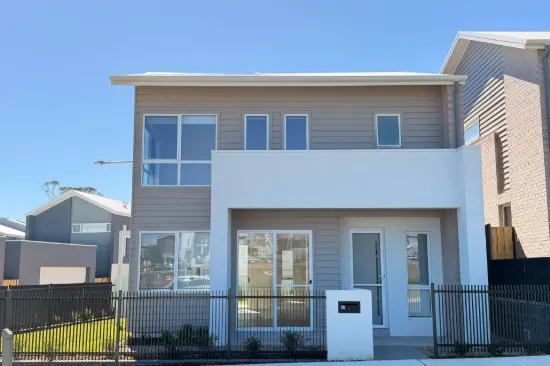 Stunning Double-Story 3-BED Corner Block Home in Oran Park!