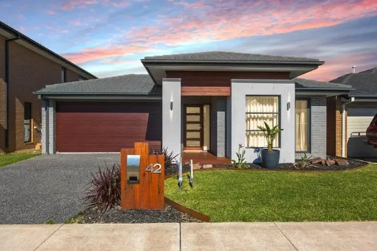 FINE FAMILY LIVING WITH QUALITY HOSTESS KITCHEN, DUAL LIVING ZONES PLUS A DECKED ALFRESCO!