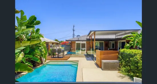 Single Level Living - Just Minutes Away From The Vibrant Paradise Point