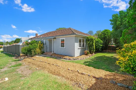 CHARMING CORNER BLOCK OPPORTUNITY IN PRIME LOCATION!