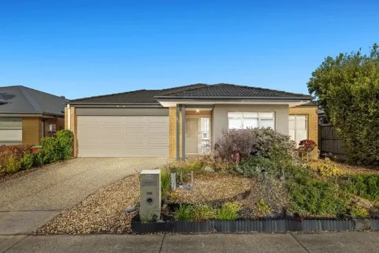Spacious Family Entertainer with Versatile Living