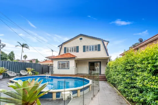 Spacious Family Haven with Dual Living & Poolside Appeal