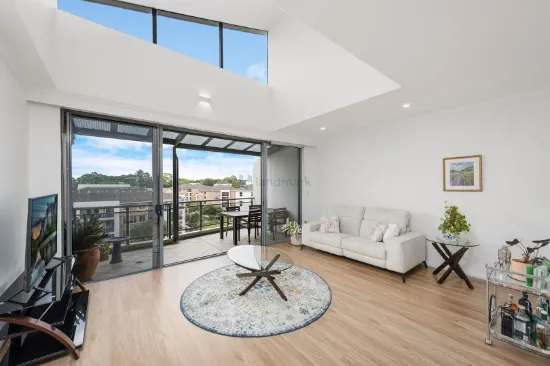 Stunning Top-Floor Apartment with Vaulted Ceilings