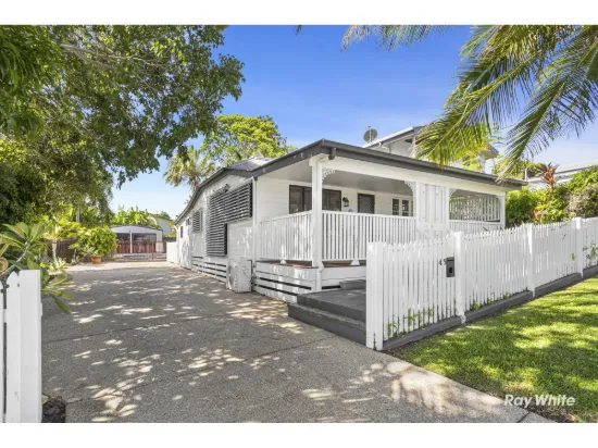 Charming Coastal Cottage - Walk to the Beach!