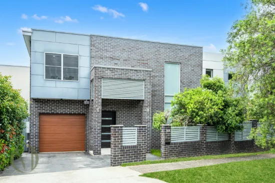 Contemporary Family Living with Seamless Indoor–Outdoor Appeal