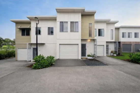 MODERN TOWNHOUSE WITH ONSITE POOL
