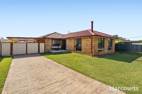 Smart presentation inside, pool & plenty of parking outside, mins to Expressway
