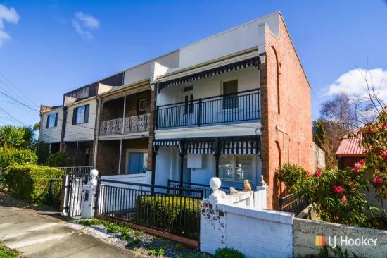 Classic Full Brick Terrace in the Heart of Town