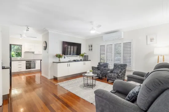 850m2 Corner Block-Character Packed Bayside Cottage!!