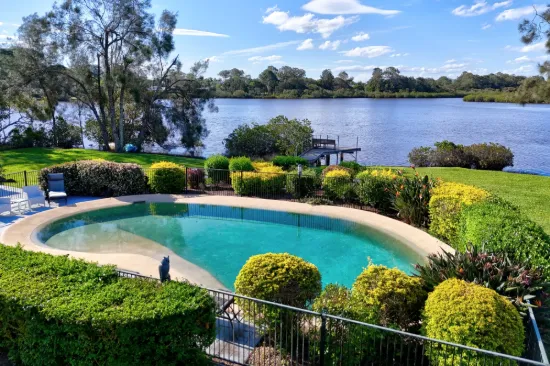 Waterfront Retreat in the Heart of Tewantin Village