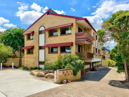 Charming unit in well maintained boutique complex