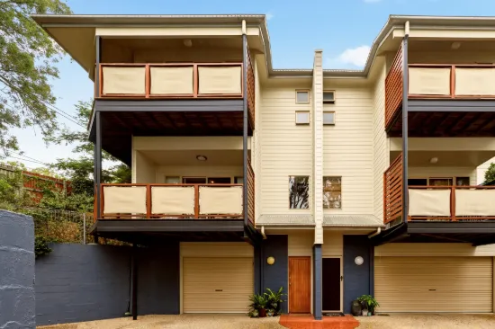 Stylish, Spacious Townhouse Living in Taringa - Green Surroundings, Central Convenience 