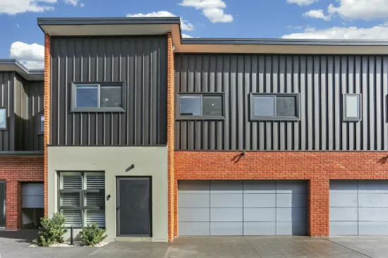 Contemporary Townhouse in Prime Location