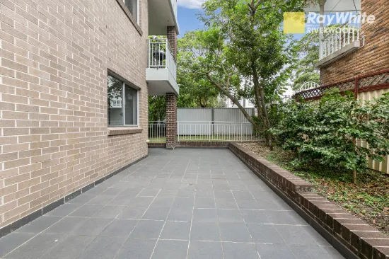 Massive Courtyard Apartment with House-Like Space