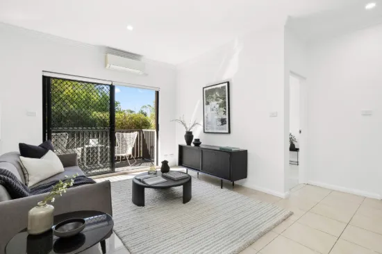 Low Maintenance Complex, North Facing Garden, Moments to Schools & Eastwood Village