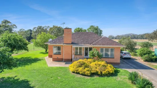 ESCAPE TO THE COUNTRY IN PICTURESQUE MOONAMBEL