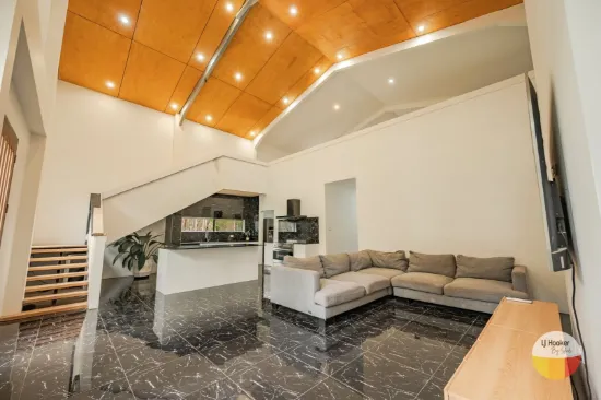 SPACIOUS LIVING - ENDLESS POTENTIAL ON 728m2 BLOCK!