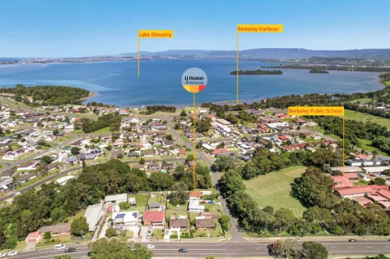 Family Home in Prime Location - Walk to Lake, Shops & Berkeley Boat Harbour!