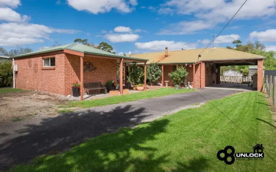 Beautiful Family Home with a Huge Shed!