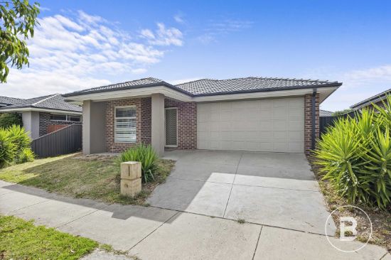 SPACIOUS FAMILY LIVING IN THE HEART OF LUCAS.
