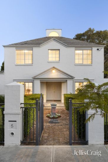 Fairy Hills Riverfront Estate of 1871m² (approx.)