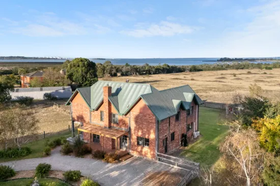 A Rare Country Lifestyle with Panoramic Bay Views