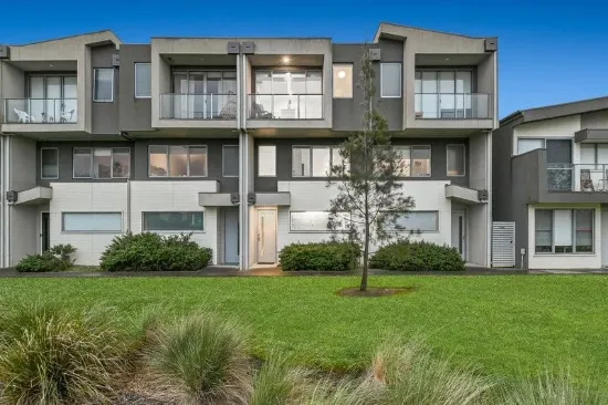 Modern Tri-Level Townhouse in Prime Officer Location