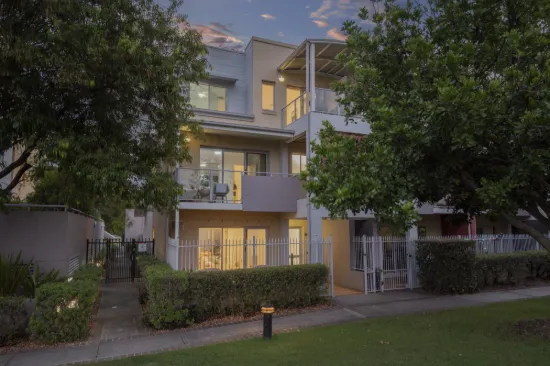 Luxury Waterfront Townhome in Prestigious Regatta Quay