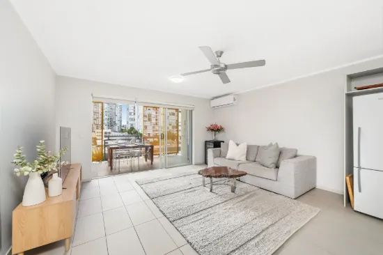 Large apartment in the heart of Newstead!