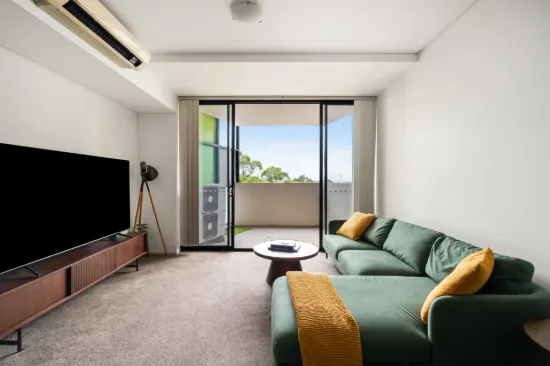 Easycare style and convenience in highly connected location